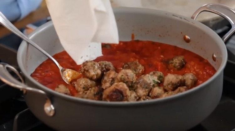 Nella salsa di pomodoro spalmiamo le polpette.