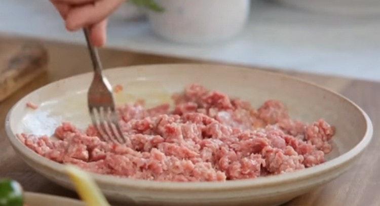 Aggiungi l'uovo, il sale, il pepe alla carne macinata, mescola bene.