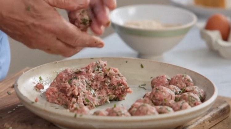 Prepariamo piccole polpette di carne macinata.