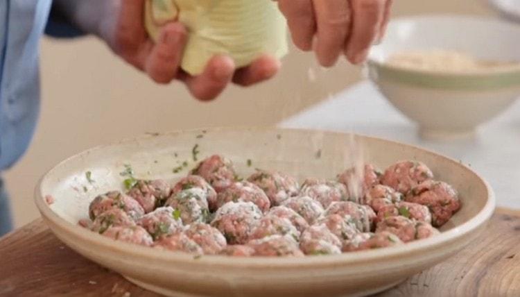 Cospargi le polpette preparate con la farina.