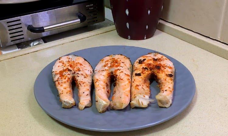 come puoi vedere, cucinare la bistecca di salmone al forno è molto semplice.