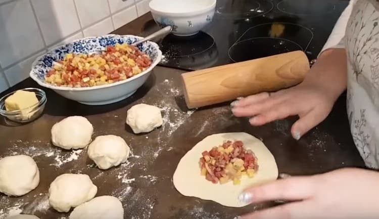 Metti il ​​ripieno al centro delle torte ottenute.