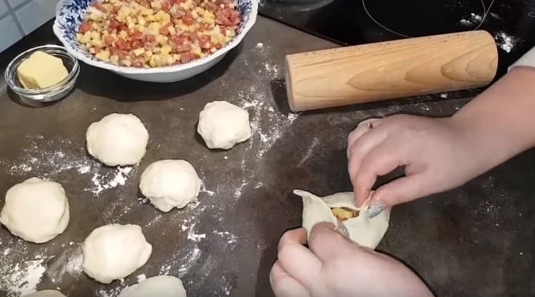 Raccogliamo i bordi dell'impasto in modo da ottenere un triangolo con un buco nel mezzo.