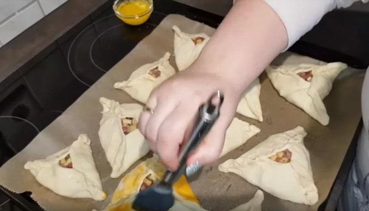 Prima di inviarlo al forno, ungere le torte con tuorlo montato.