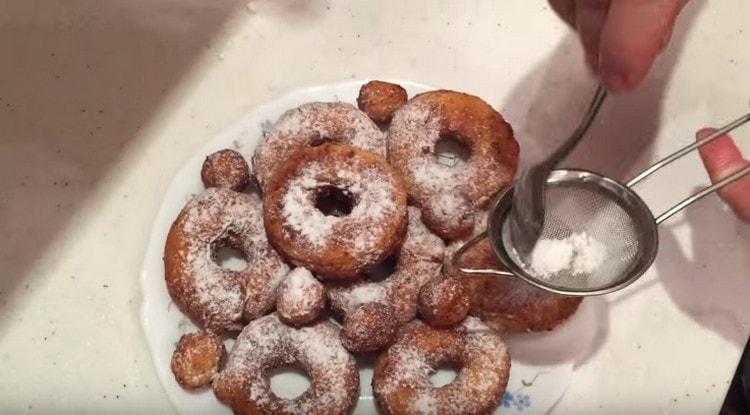 Le ciambelle di ricotta saranno ancora più gustose se cosparse di zucchero a velo.