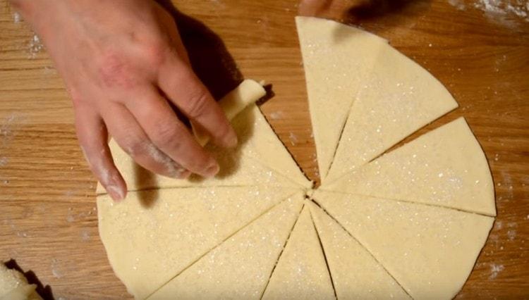 I triangoli risultanti sono attorcigliati in bagel.