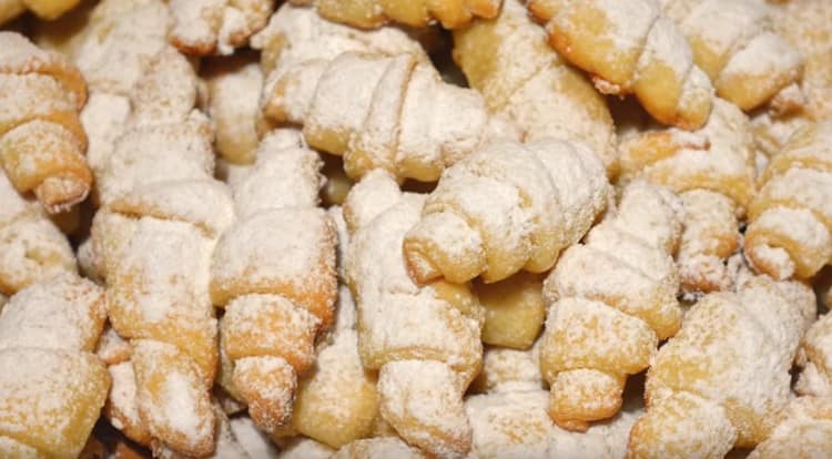 I bagel cagliati pronti possono essere cosparsi di zucchero a velo.