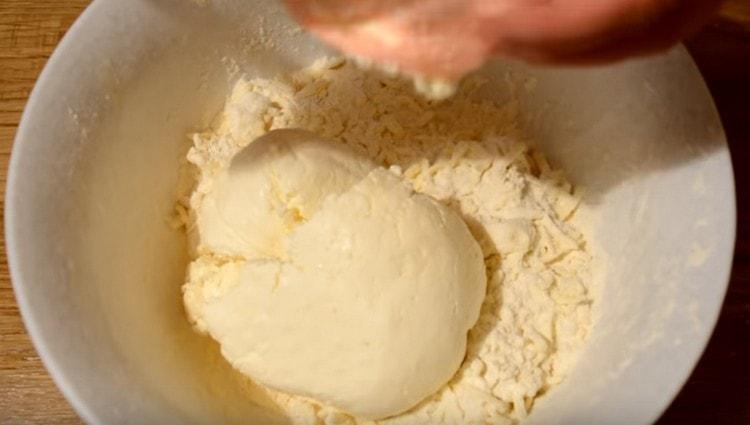 Aggiungi la ricotta al burro e le briciole di farina.