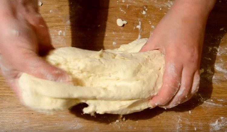 Impastare rapidamente la morbida pasta elastica.