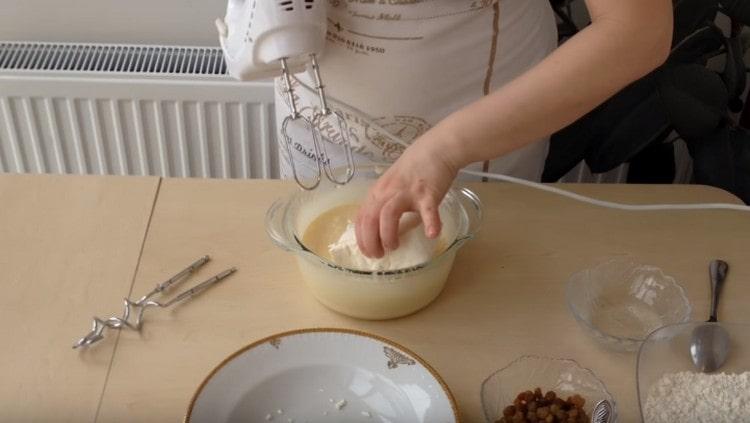 Quindi, metti la ricotta in una ciotola, batti di nuovo tutto.