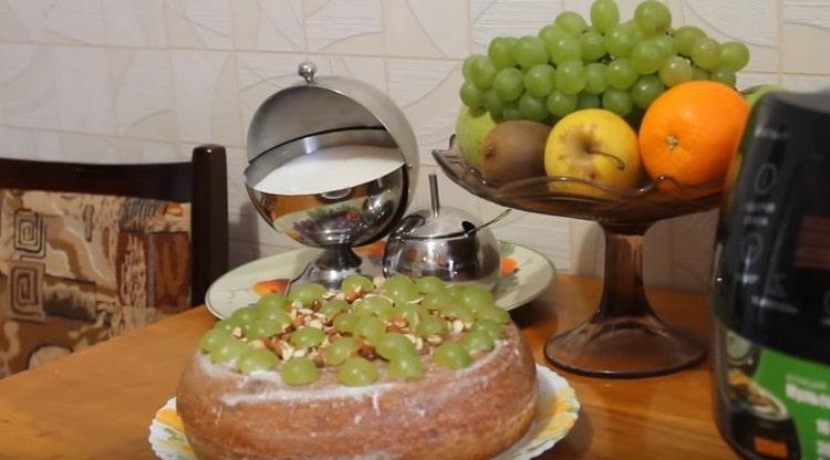 La torta di cagliata cotta in una pentola a cottura lenta può essere ulteriormente decorata con noci e bacche.