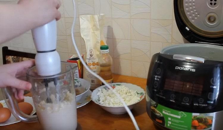 Sbattere il burro con lo zucchero con un mixer.