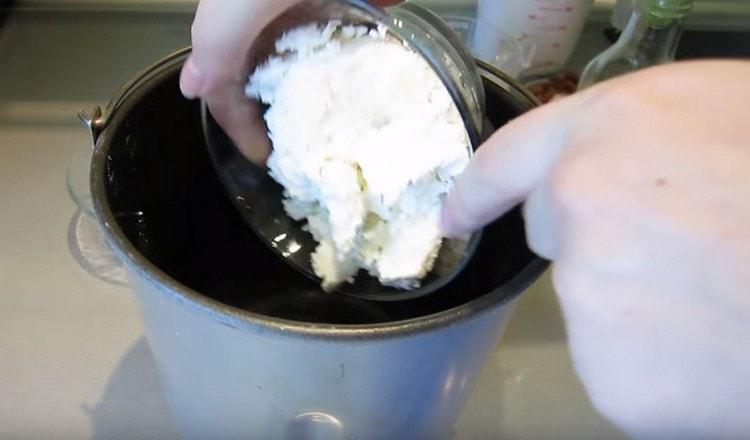 Prima metti la ricotta nel secchio della macchina per il pane.