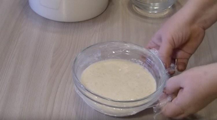 Copriamo l'impasto con pellicola trasparente, mettiamo in un luogo caldo per lievitare.