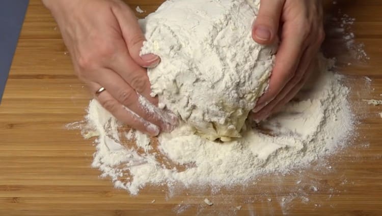 Quindi impastare la pasta sul tagliere.