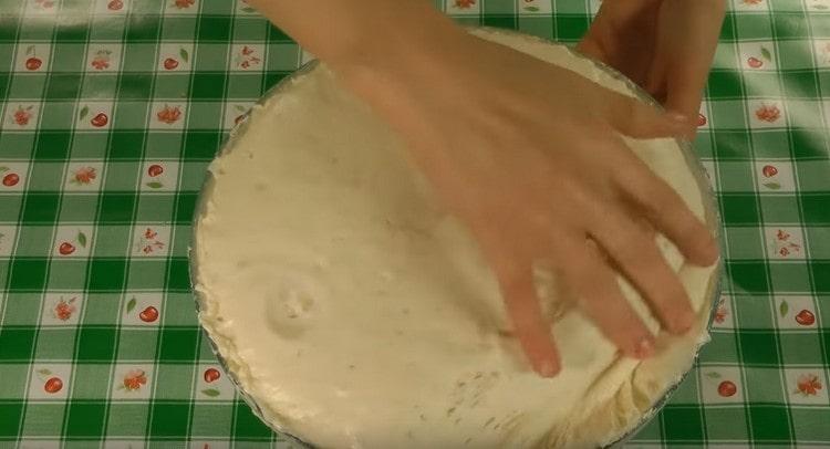 L'impasto è salito molto bene, lo schiacciamo.