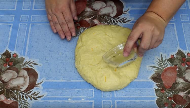 Alla fine, aggiungi un po 'di olio vegetale e impasta nuovamente l'impasto.