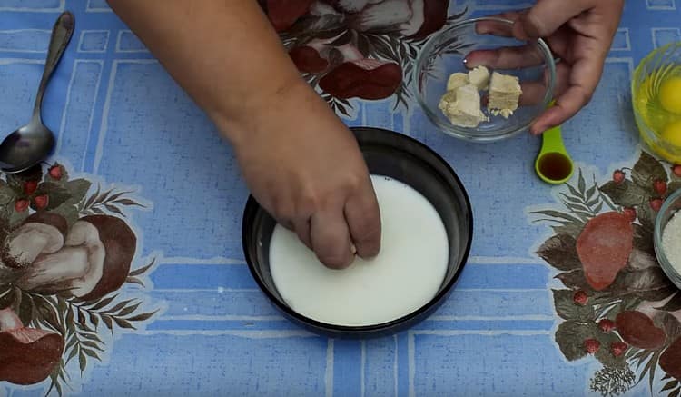 Sciogli il lievito nel latte caldo.