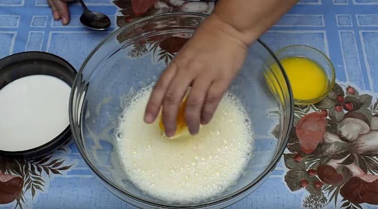 Aggiungi il succo d'arancia alla massa di uova insieme alla scorza.