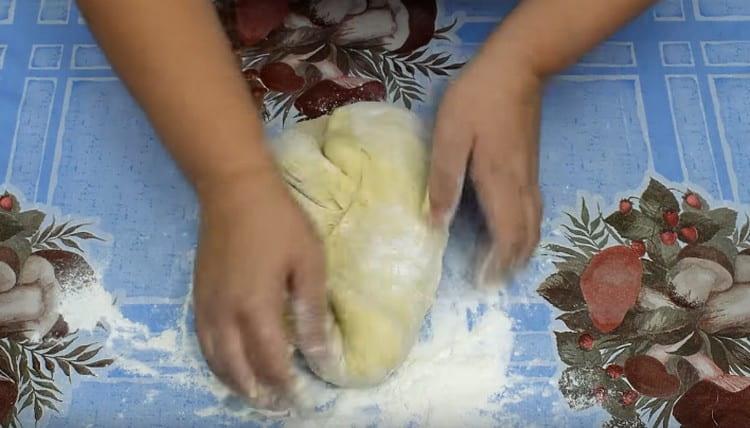 Impastare la pasta morbida e tenera.