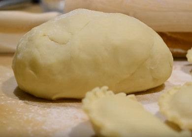 Prepariamo l'impasto perfetto per gnocchi bolliti secondo una ricetta passo-passo con una foto.