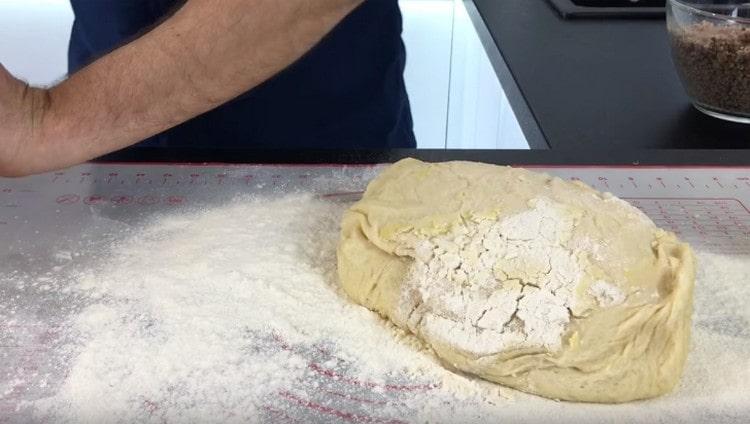 Prima di formare le torte, l'impasto deve essere impastato un po 'di più.