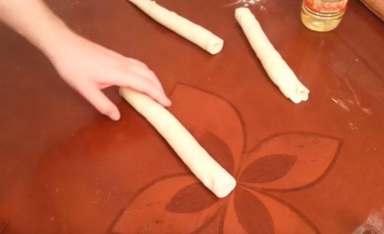 Dividiamo la salsiccia di pasta in 3 pezzi e li inviamo in frigorifero.