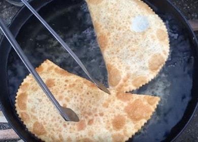 Prepariamo l'impasto perfetto per i pasticci: frizzante, croccante e molto gustoso.