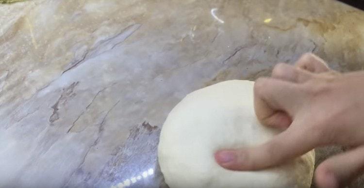 La pasta per chebureks è pronta; quando la frittura sarà frizzante e croccante.