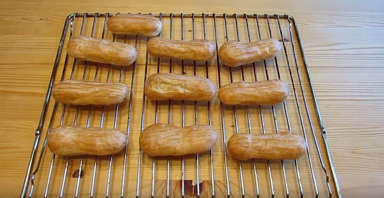 Abbiamo preparato l'impasto perfetto per gli eclair, non resta che raffreddarli e riempirli.