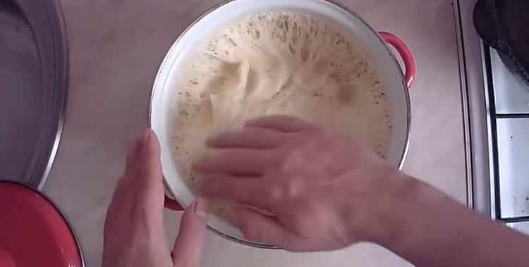 Per preparare l'impasto di bursaki, mettere l'impasto in una padella