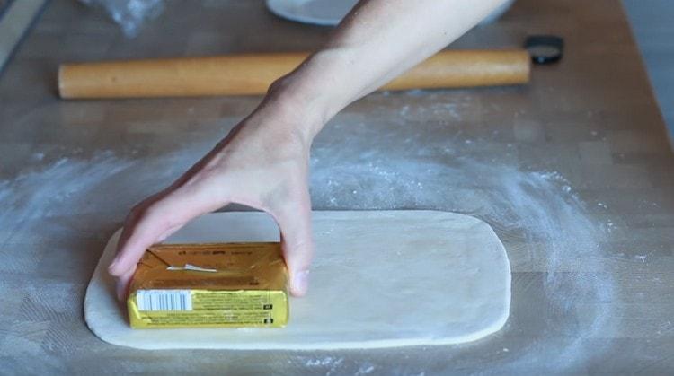 sul letto di impasto devono essere posizionati due pacchi di olio lungo e prima.