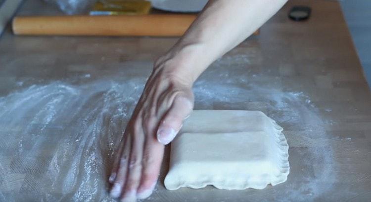 Pizzichiamo i bordi della busta risultante.