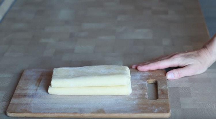 L'ultima volta che ripetiamo le manipolazioni con il rotolamento dell'impasto, ed è pronto.