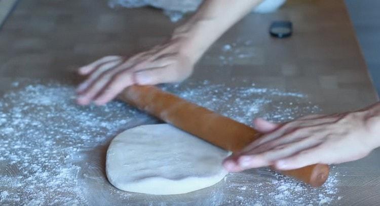 Stendere la pasta in uno strato rettangolare.