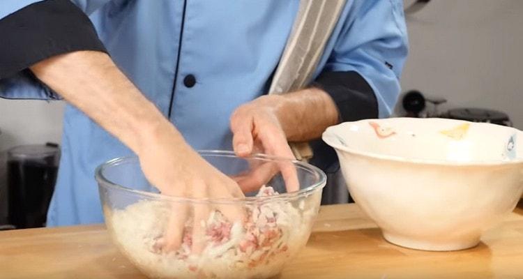 Aggiungi le spezie alla cipolla con l'agnello e mescola.