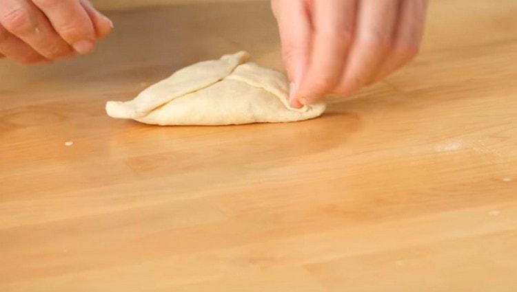 Pizzica i bordi della torta. alziamo leggermente gli angoli.