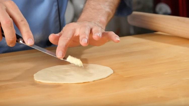 Per il samsa con la zucca, prima metti un pezzo di burro sulle tortillas.