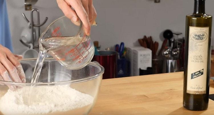 Aggiungi acqua salata alla farina.