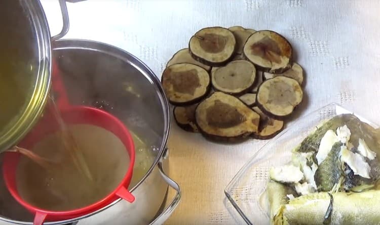 Togliamo il pesce finito dal brodo e lo filtriamo.