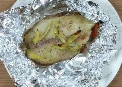 Filetto di tilapia cotto in un foglio nel forno - gustoso e sano