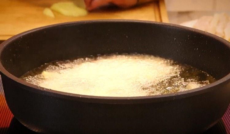 Metti le patate in olio bollente.