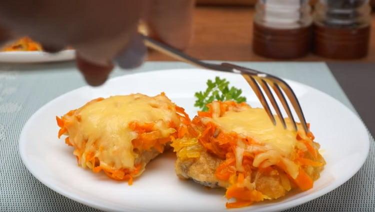 Il filetto di nasello cotto in questo modo nel forno mantiene la succosità e sembra anche molto appetitoso.