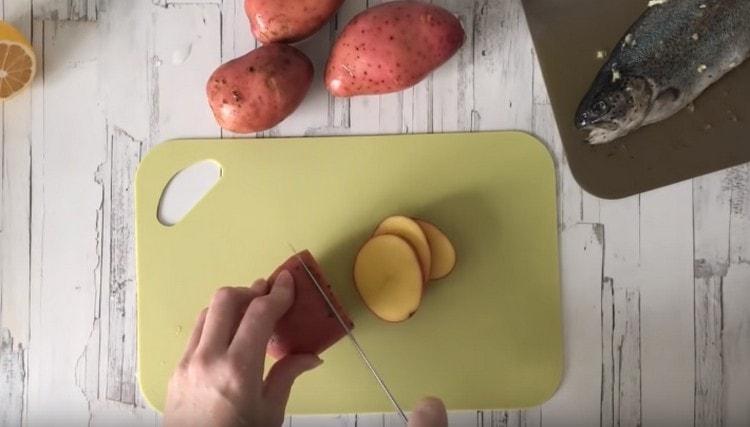 Tagliare le patate in cerchi, lavate, ma non sbucciate.