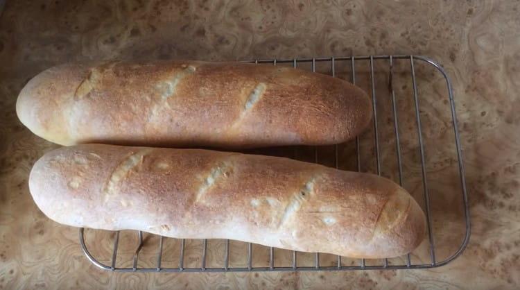 Il fragrante pane francese è pronto.