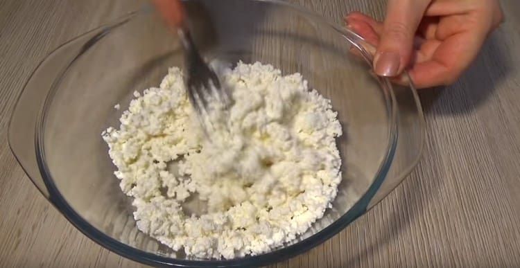 Impastare la ricotta con una forchetta.