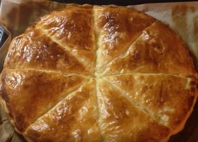 Prepariamo deliziosi khachapuri dalla pasta sfoglia secondo una ricetta passo-passo con una foto.