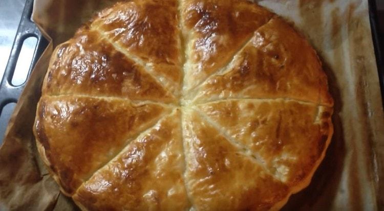 Tale khachapuri di pasta sfoglia viene cotto molto rapidamente.