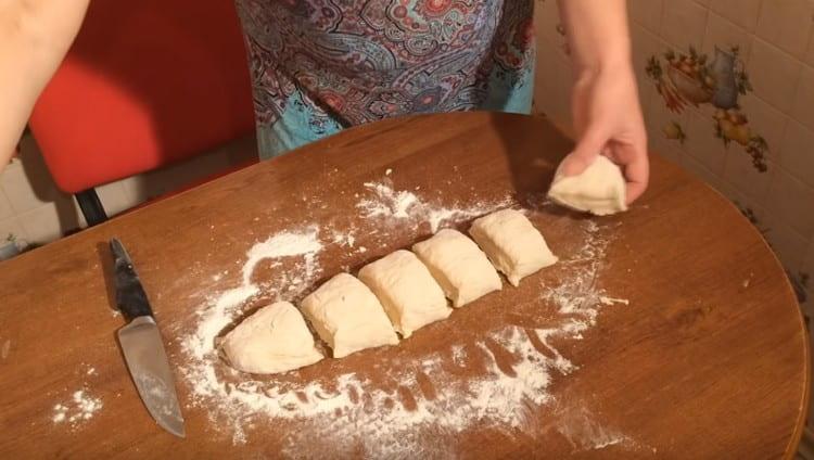 Arrotolare l'impasto finito in una salsiccia e tagliarlo a pezzi.