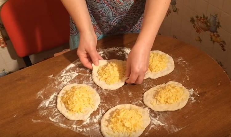 mettere il ripieno al centro di ogni torta.